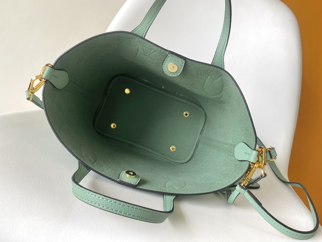 LV Blossom M24930 20.0 x 20.0 x 12.5 CM