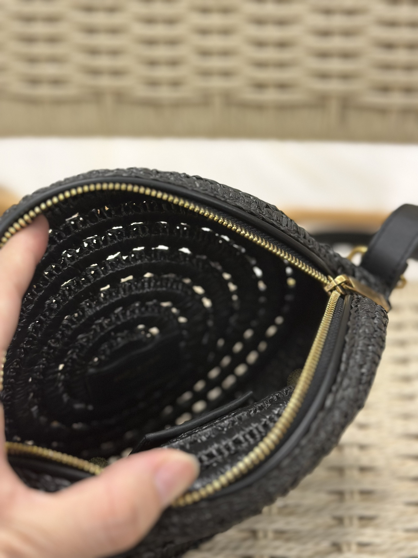 Y*L round bag in raffia and vegetable-tanned leather color black