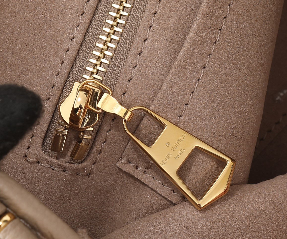 LV  CarryAll PM M47180 11.6x9.4x4.7 inches