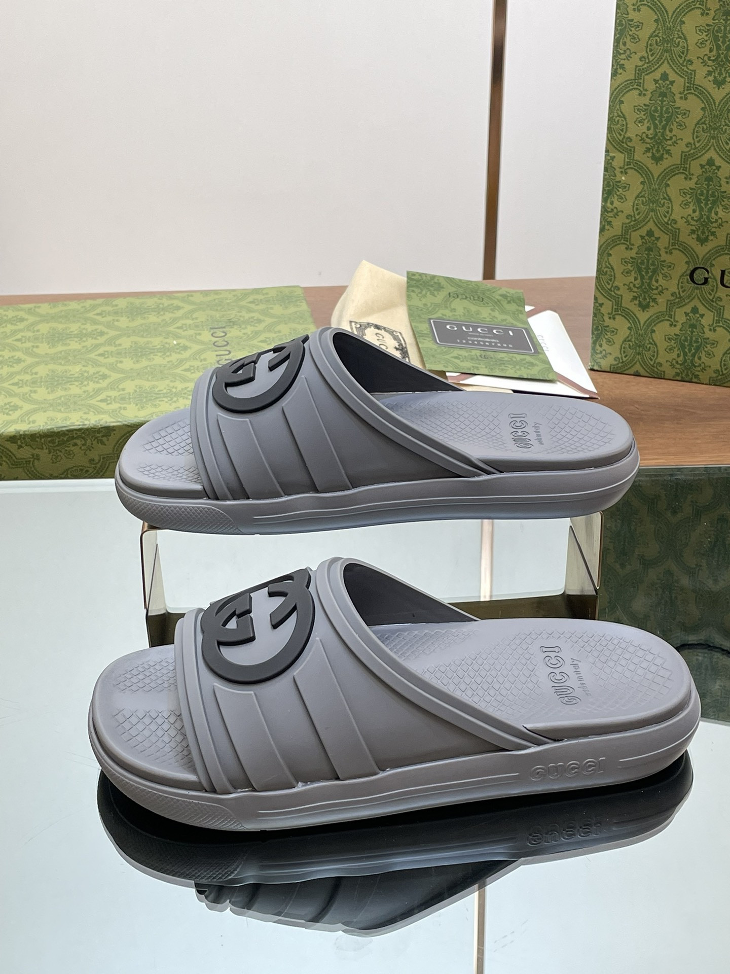 ua G*u*i interlocking g slide sandal