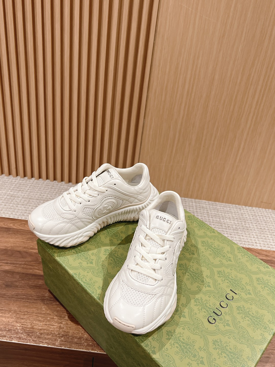 ua G*u*i ripple sneaker
