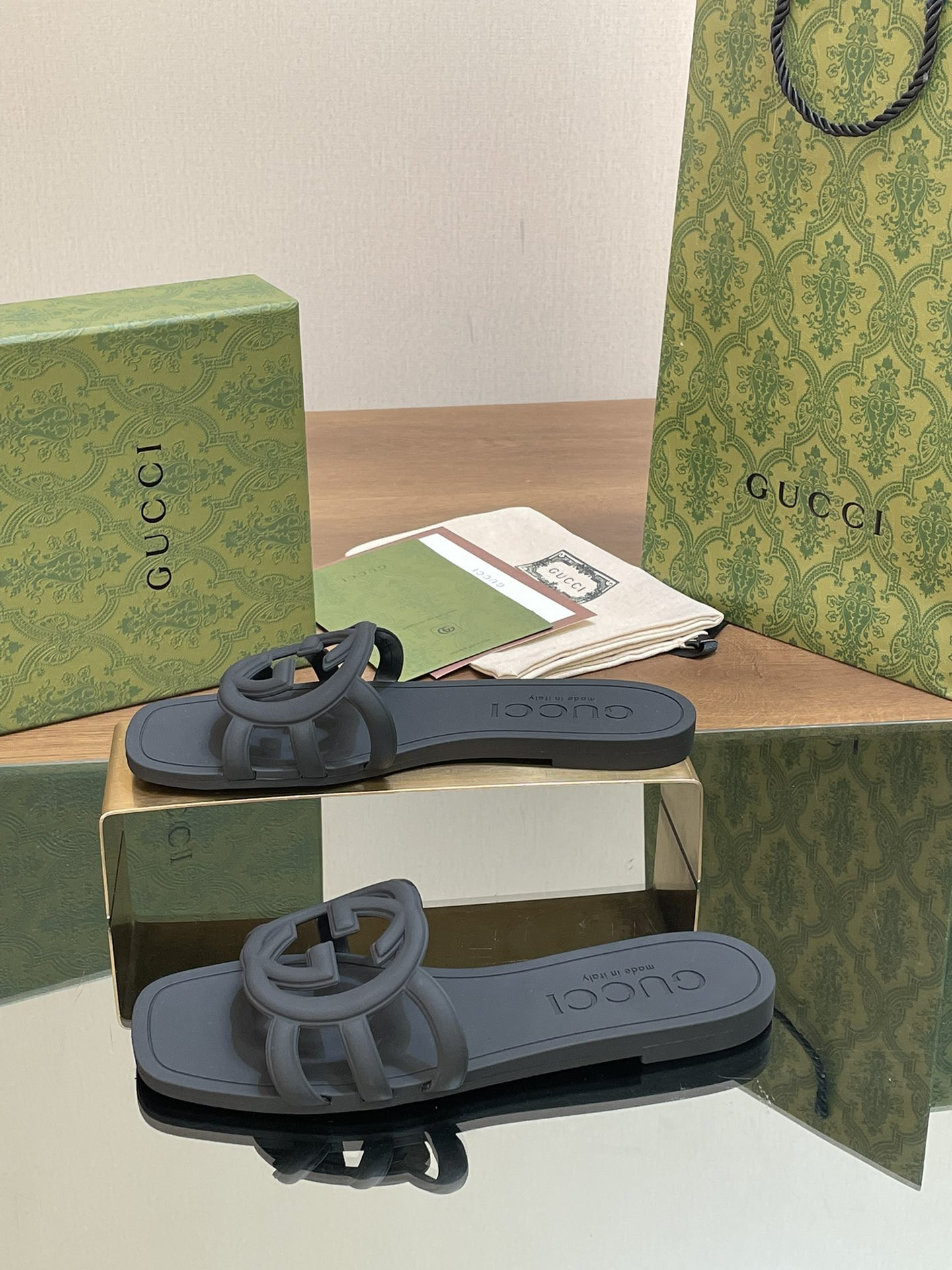 ua G*u*i interlocking g slide sandal black