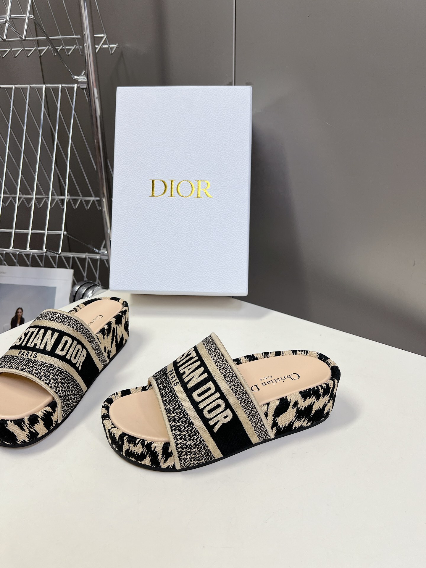 ua D*or platform sandals