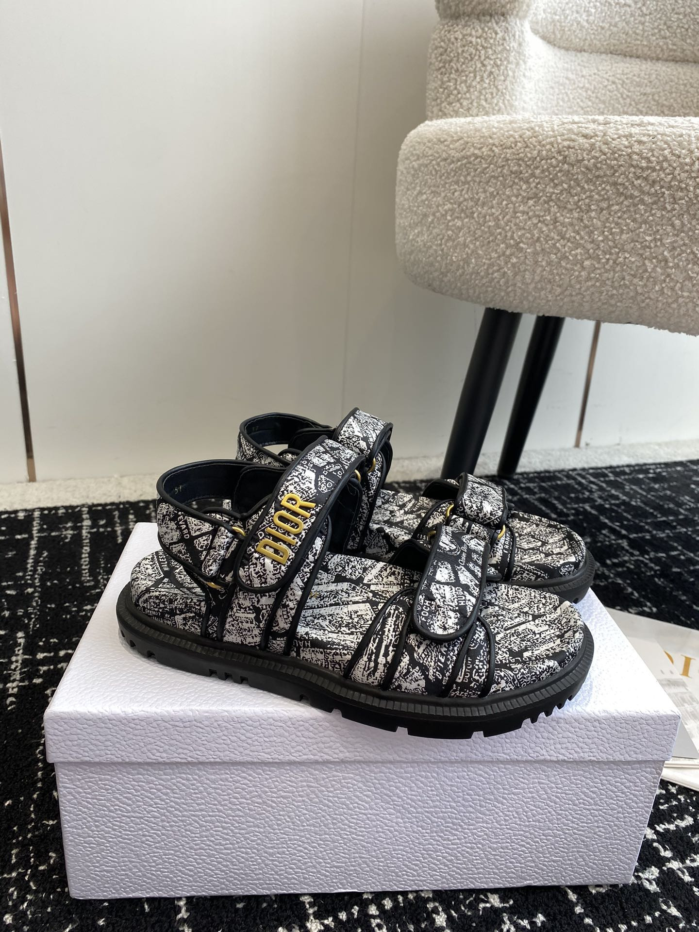 ua D*oract sandal