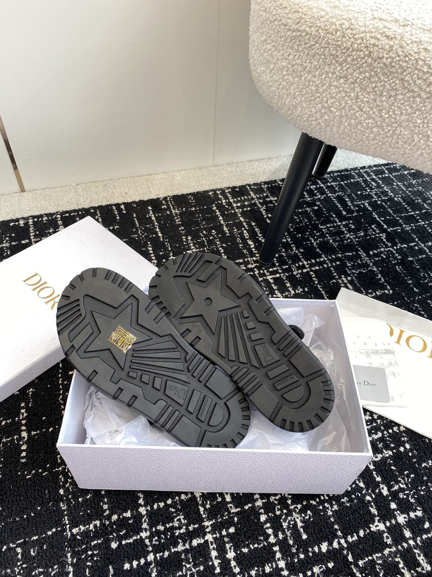 ua D*oract sandal