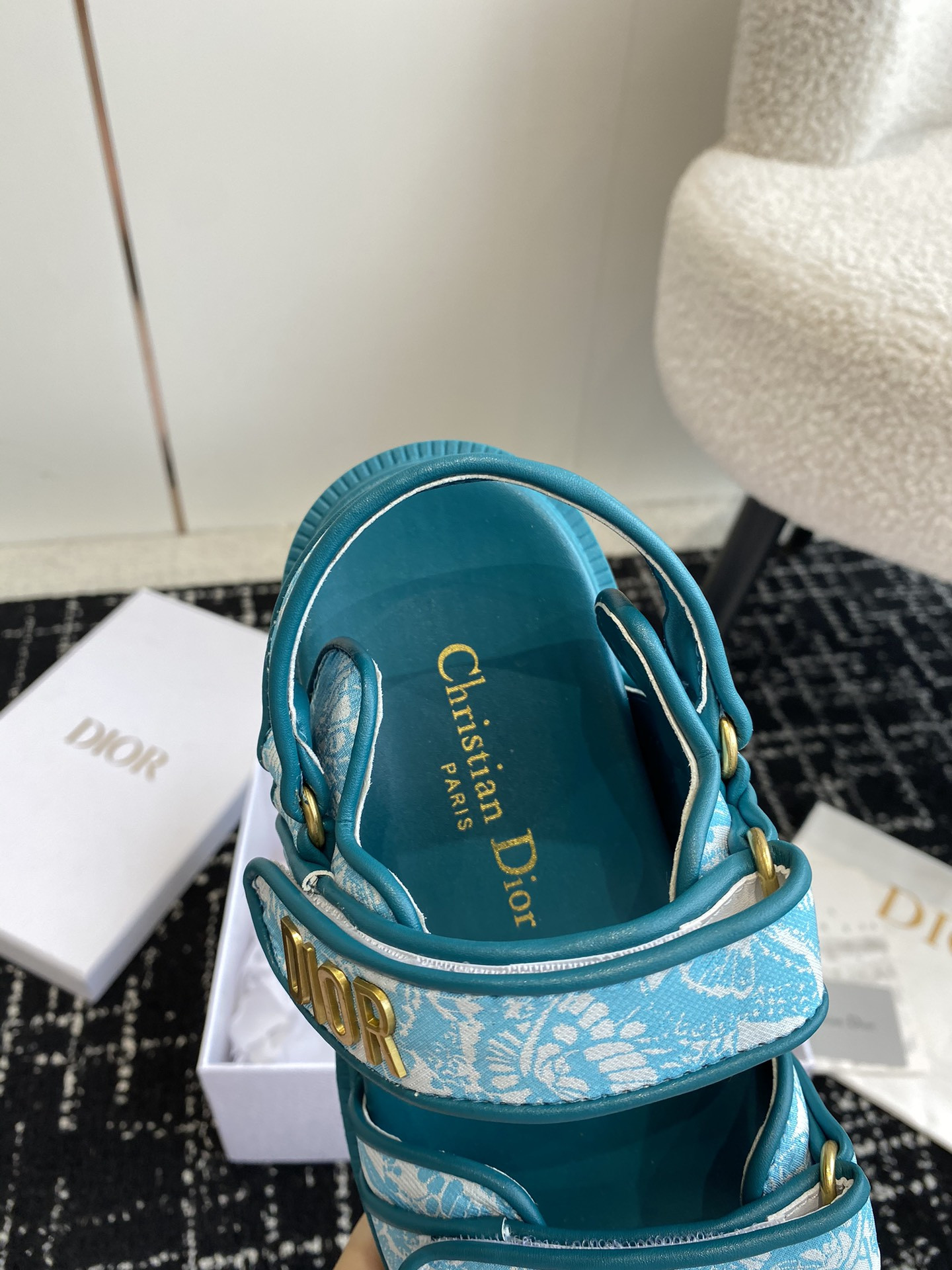 ua D*oract sandal