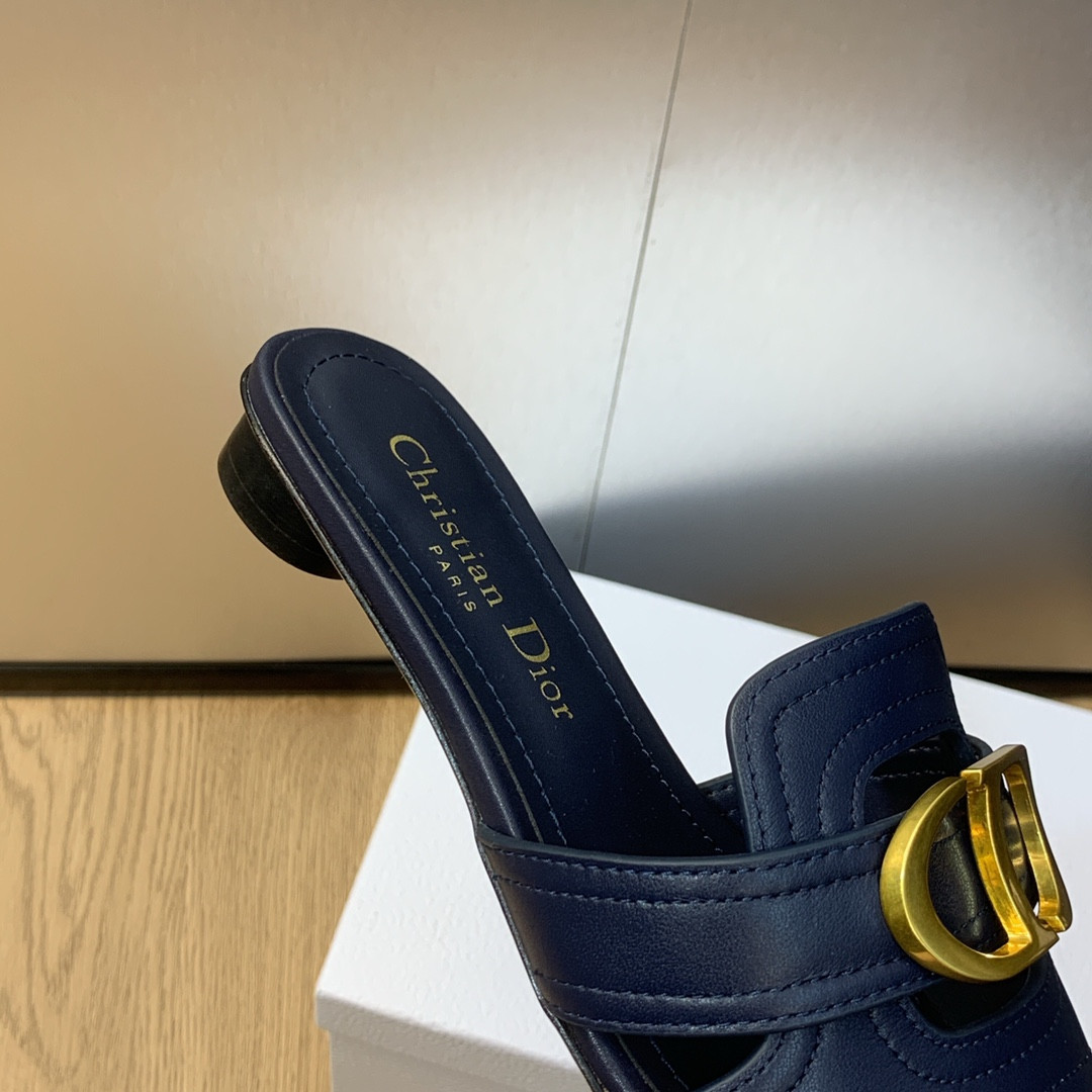 ua D*or 30 montaigne slide