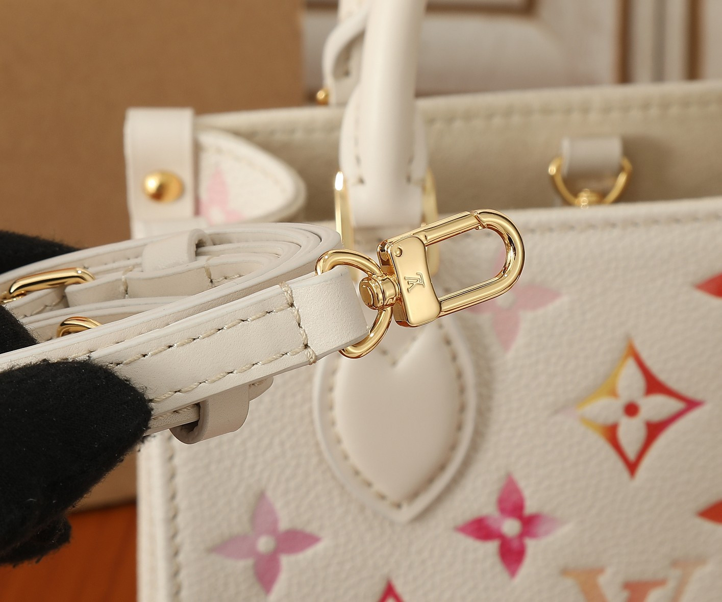 LV OnTheGo BB M47115 7.1 x 5.9 x 3.3 in