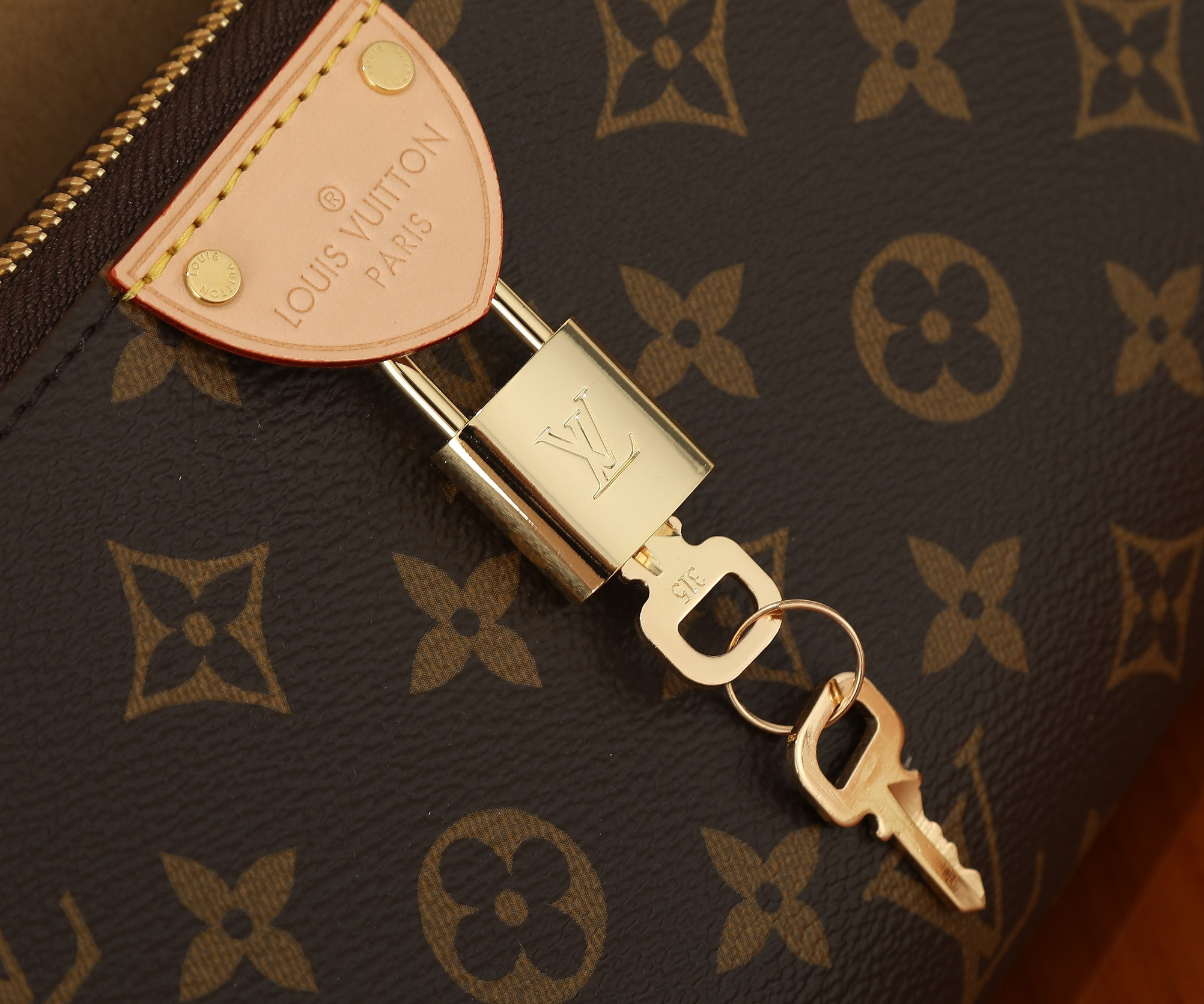 LV Pochette Tirette M12859 8.7 x 4.7 x 2.2 in