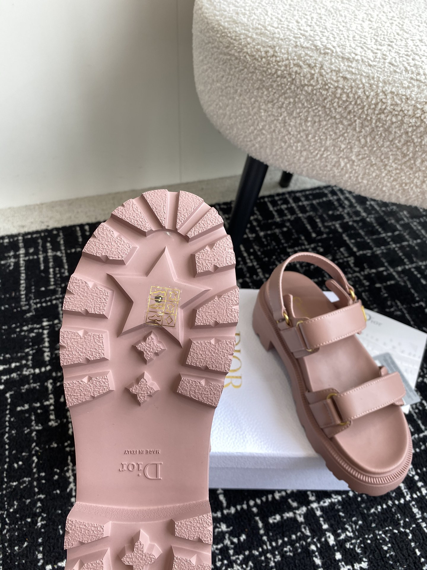 ua D*oract platform sandal
