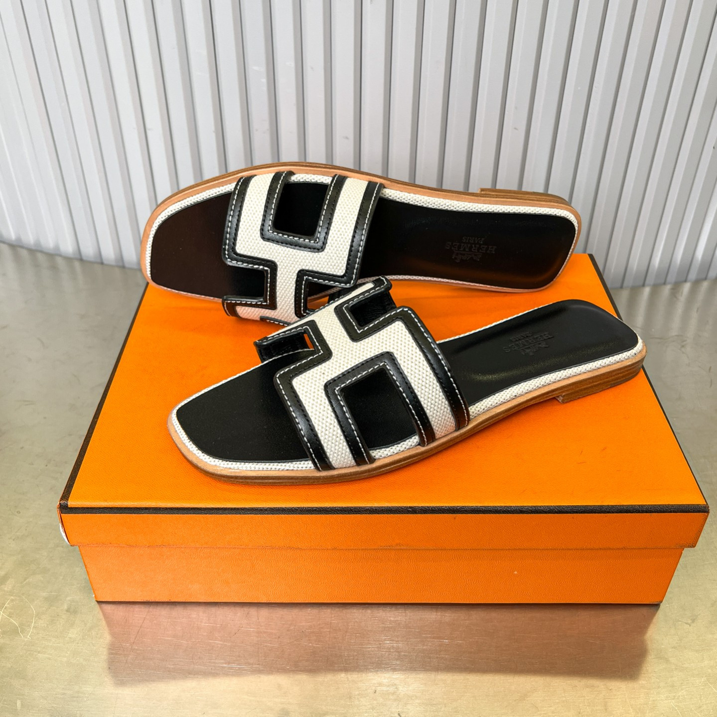 ua H**mes oran sandal