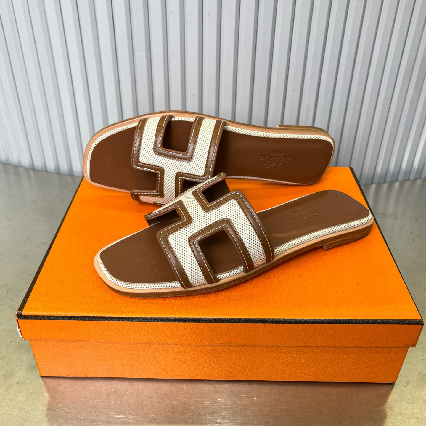 ua H**mes oran sandal