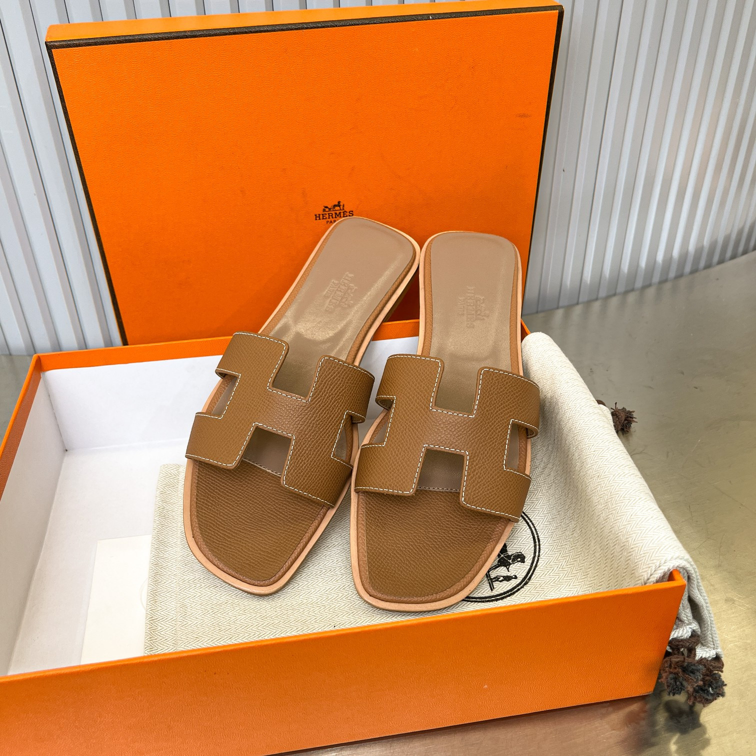 ua H**mes oran sandal