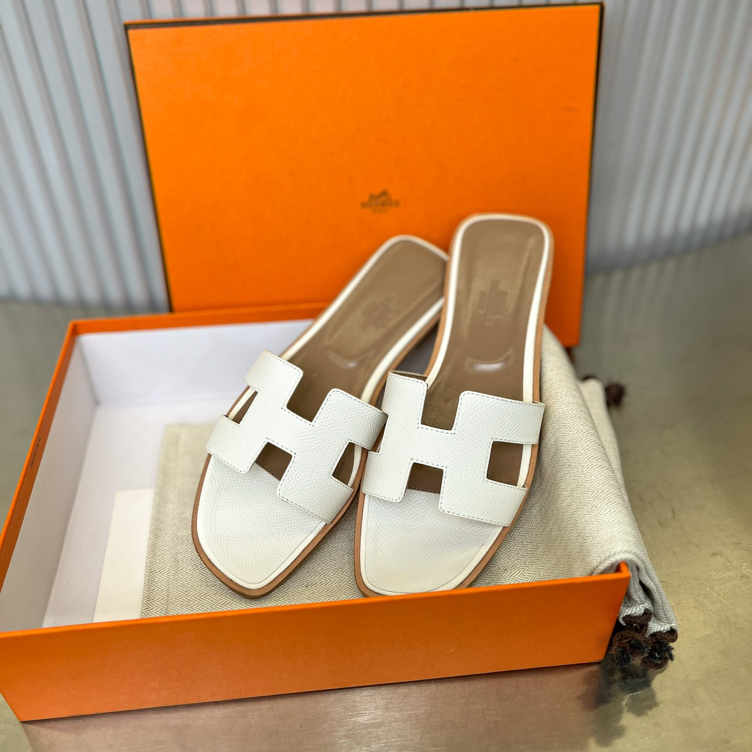 ua H**mes oran sandal