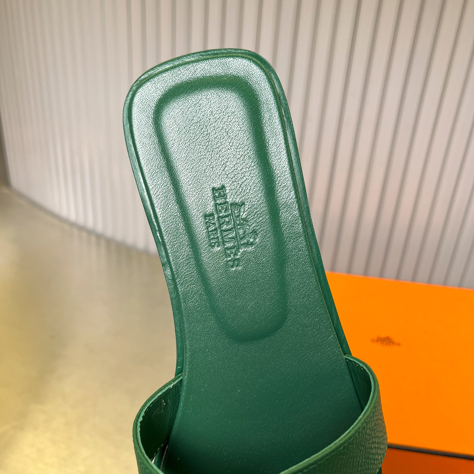 ua H**mes oran sandal