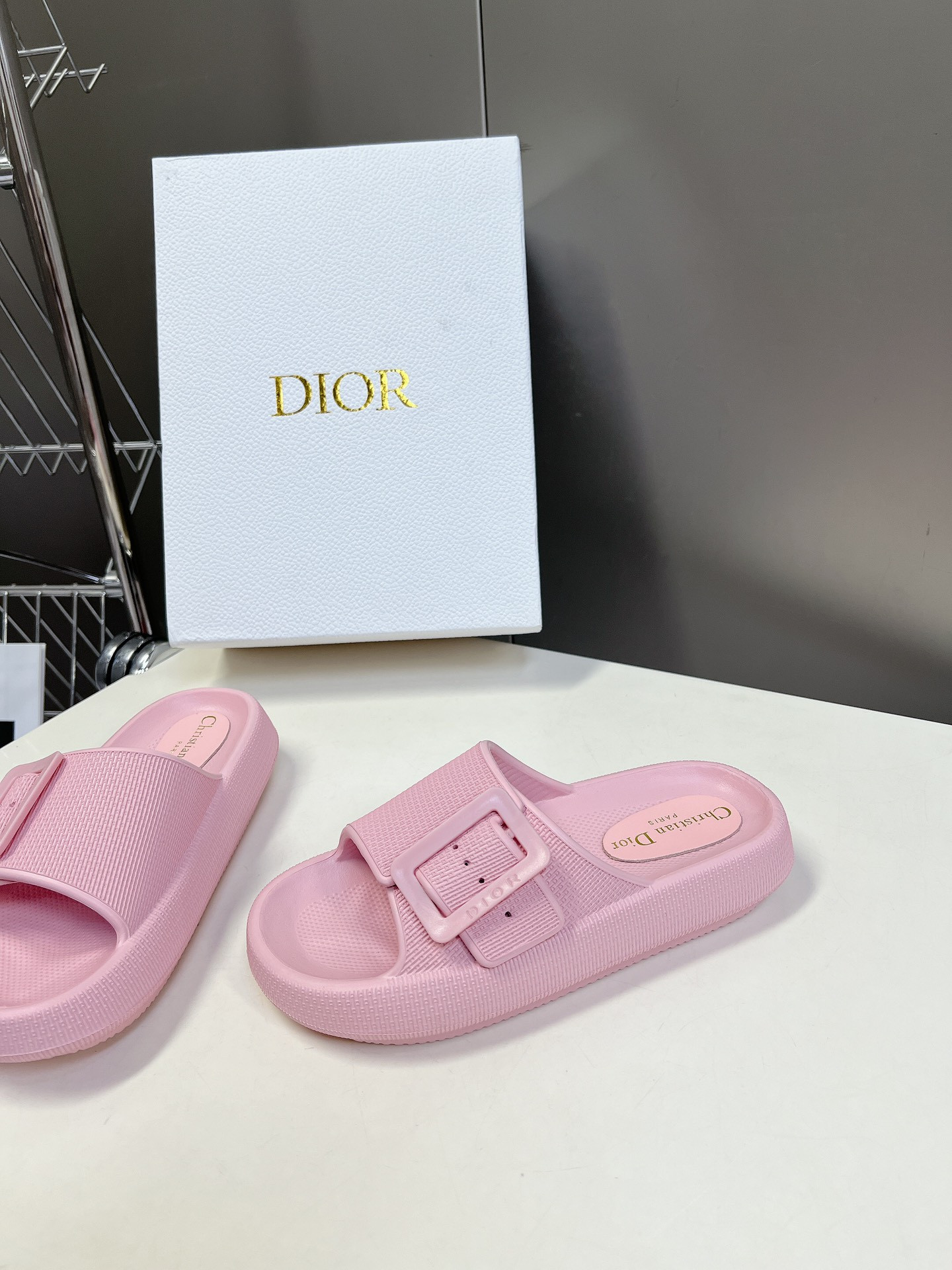 ua D*or slide