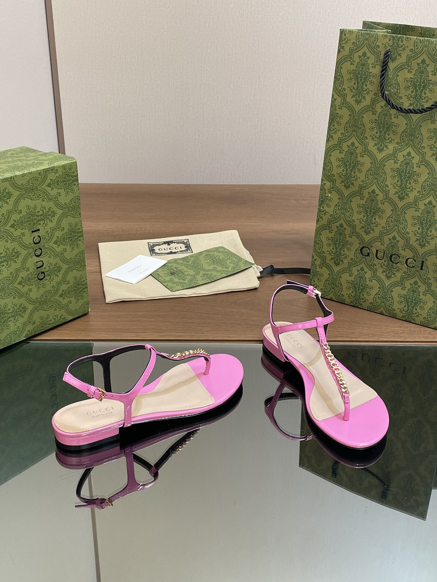 ua G*u*i signoria thong sandal
