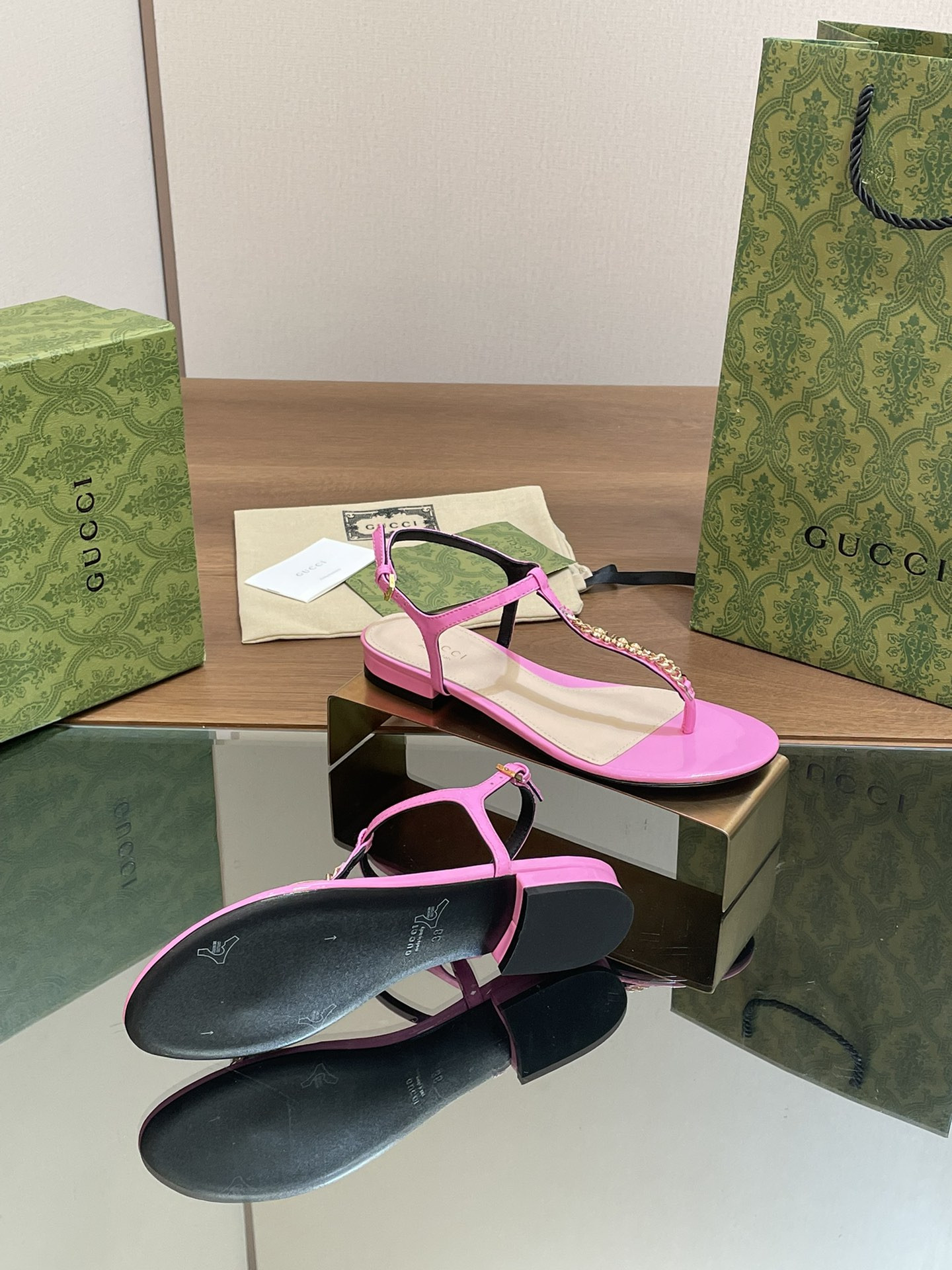 ua G*u*i signoria thong sandal
