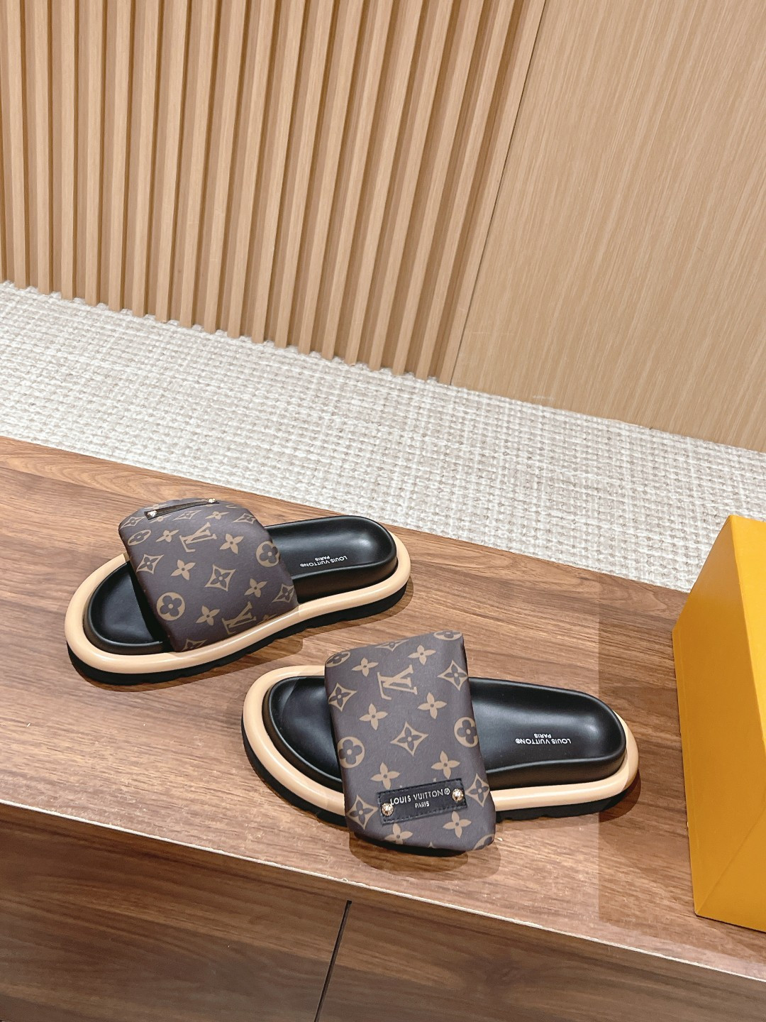 UA LV Pool Pillow Flat Comfort Mule