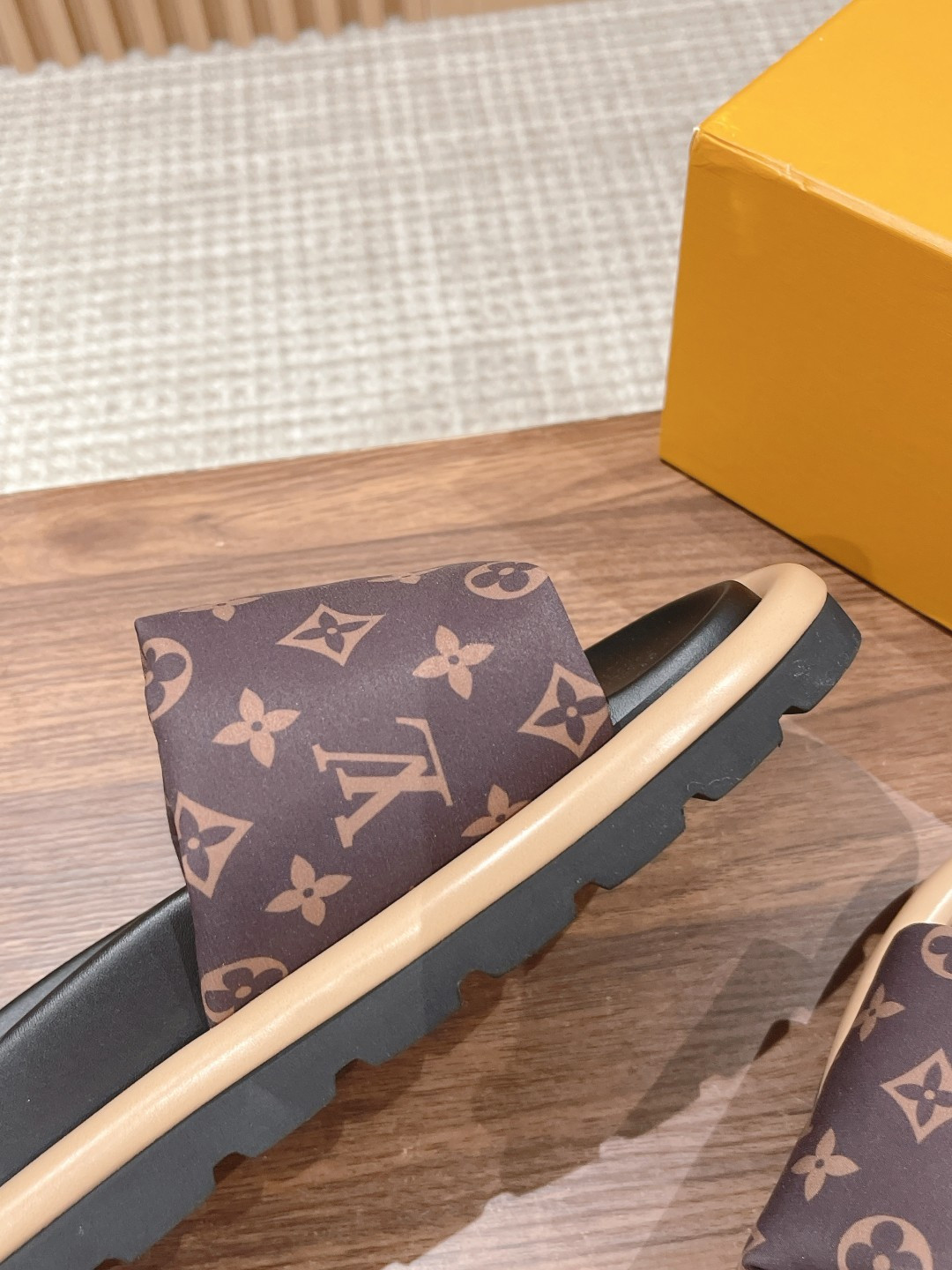 UA LV Pool Pillow Flat Comfort Mule