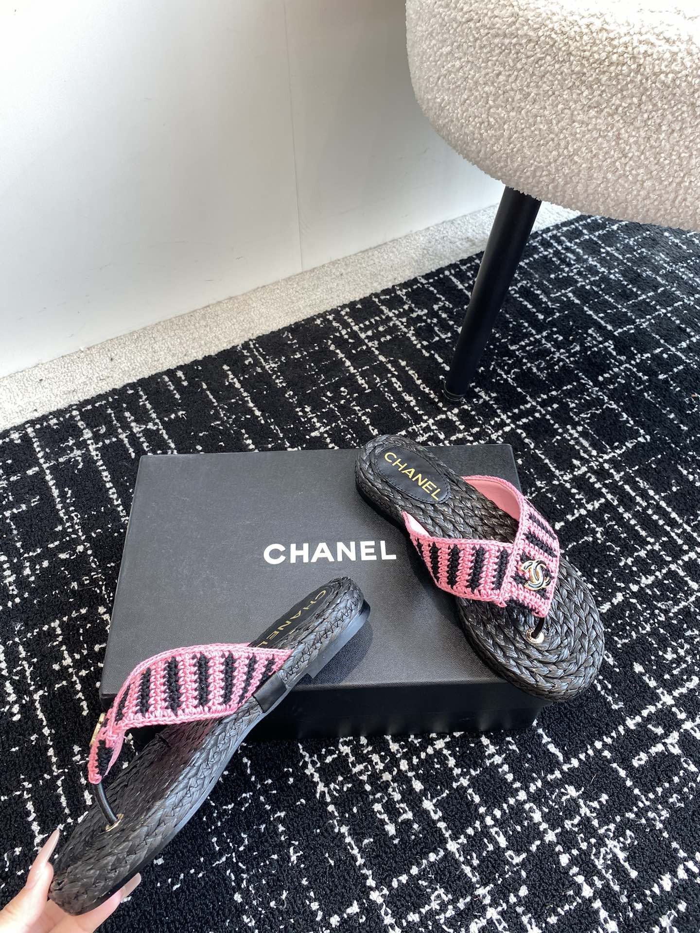 ua Ch*el thongs slides