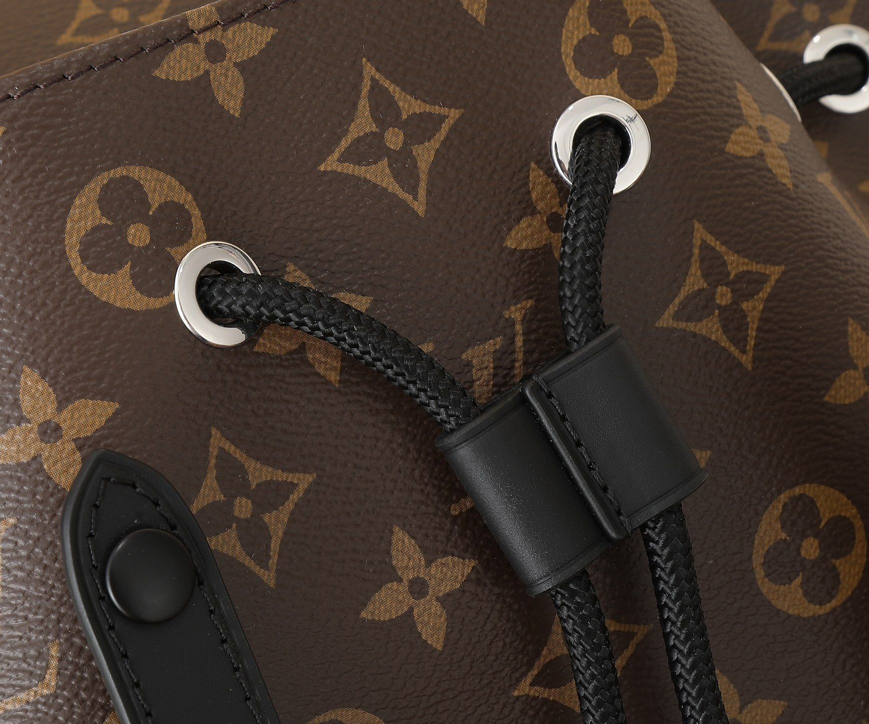 LV Christopher MM M43735 15 x 17.3 x 4.9 inches