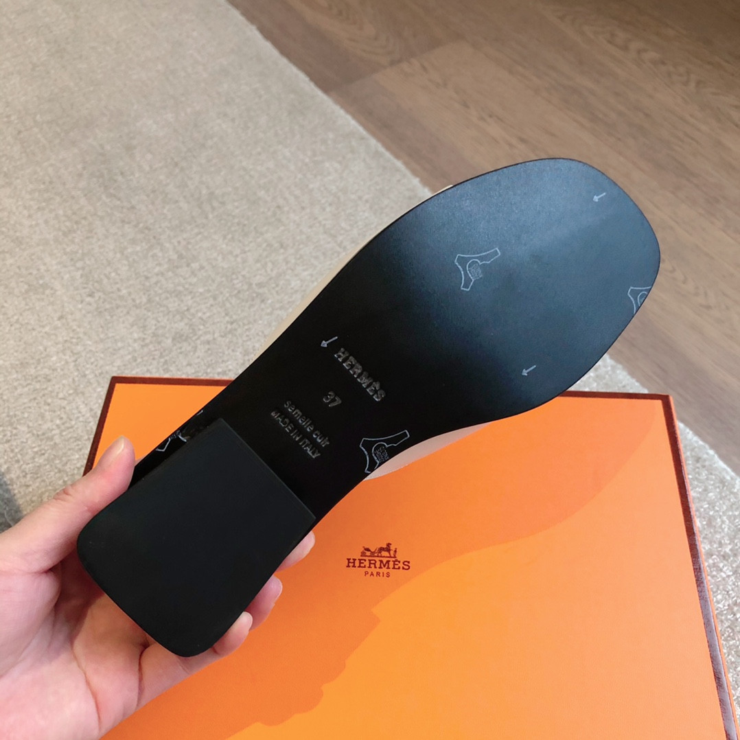 ua H**mes isle sandal