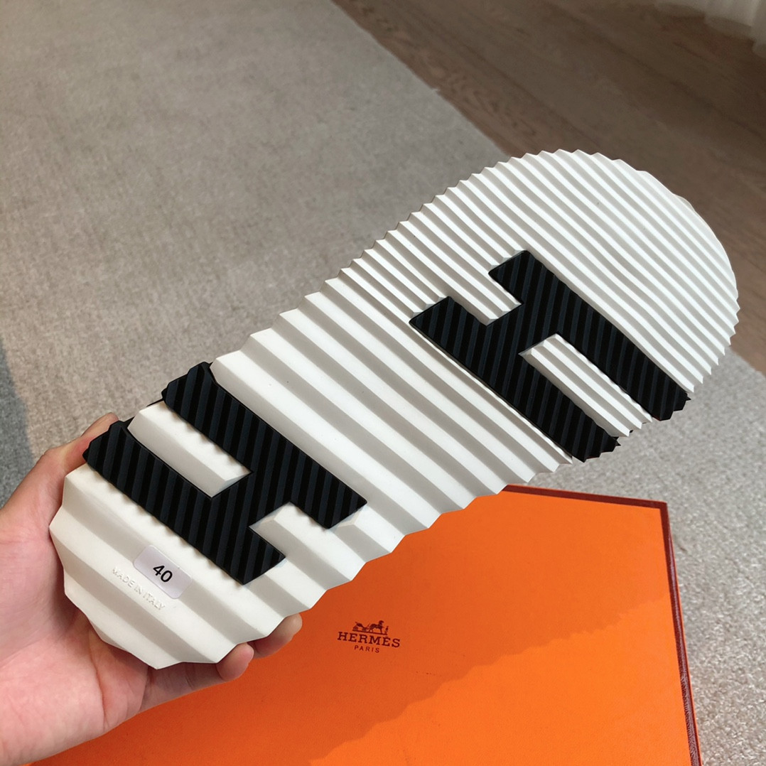 ua H**mes infra sandal