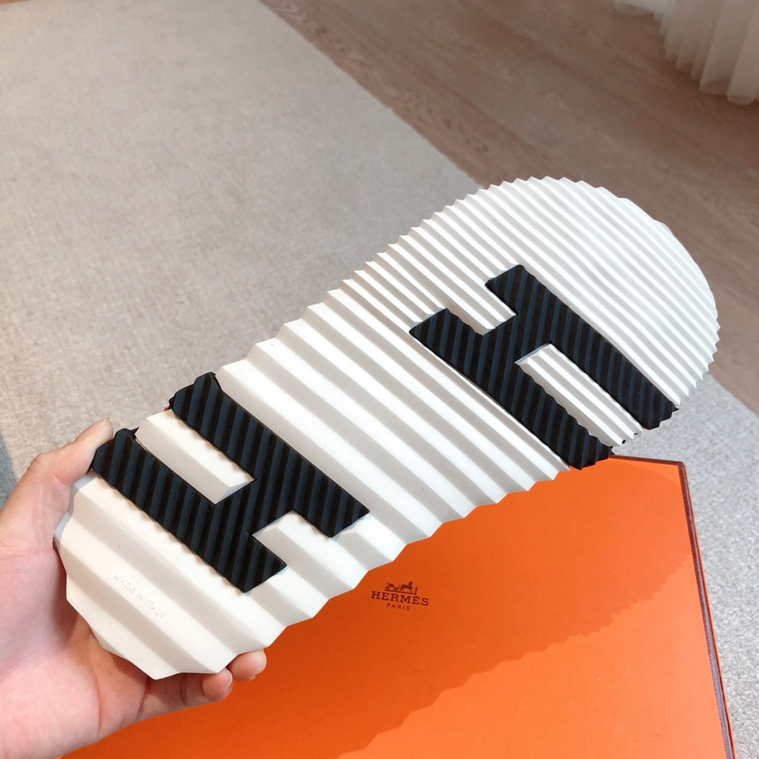 ua H**mes electric sandal
