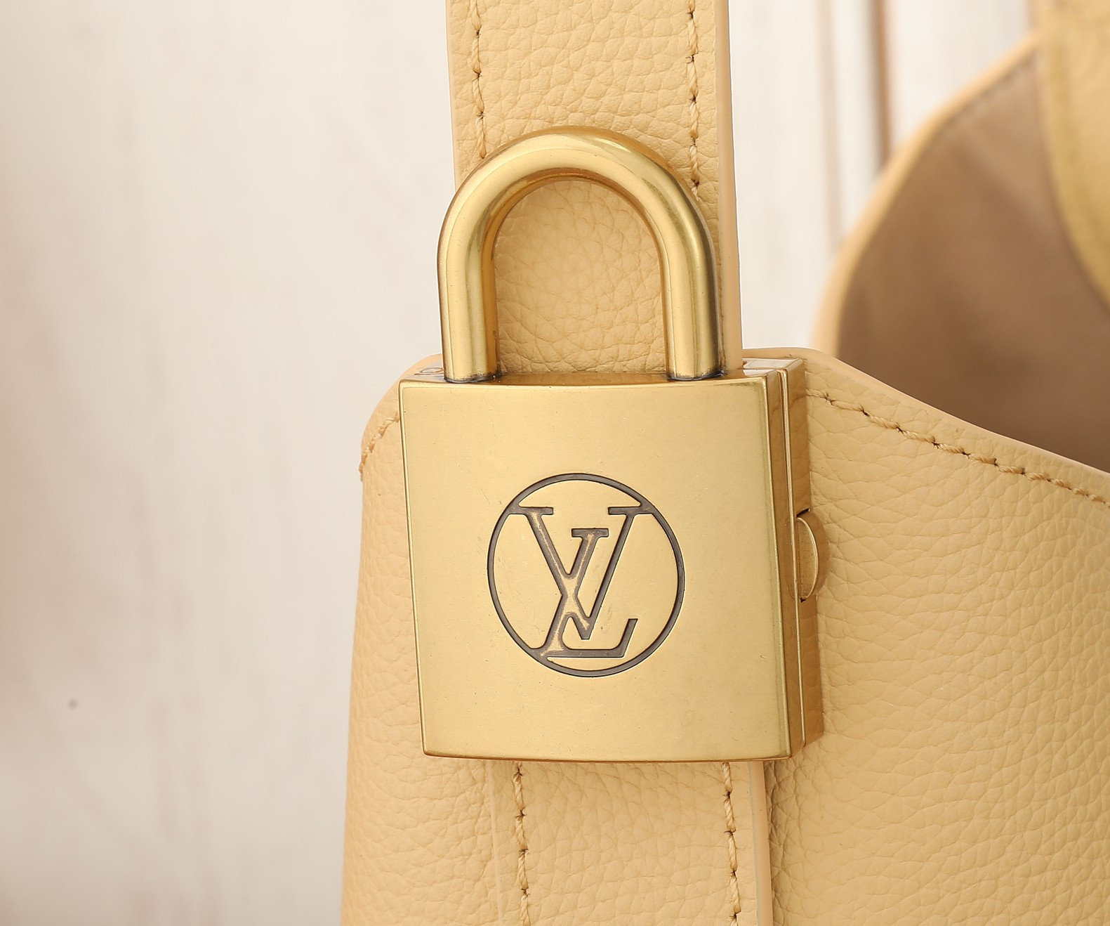LV Low Key Hobo M25353 24x28x16CM