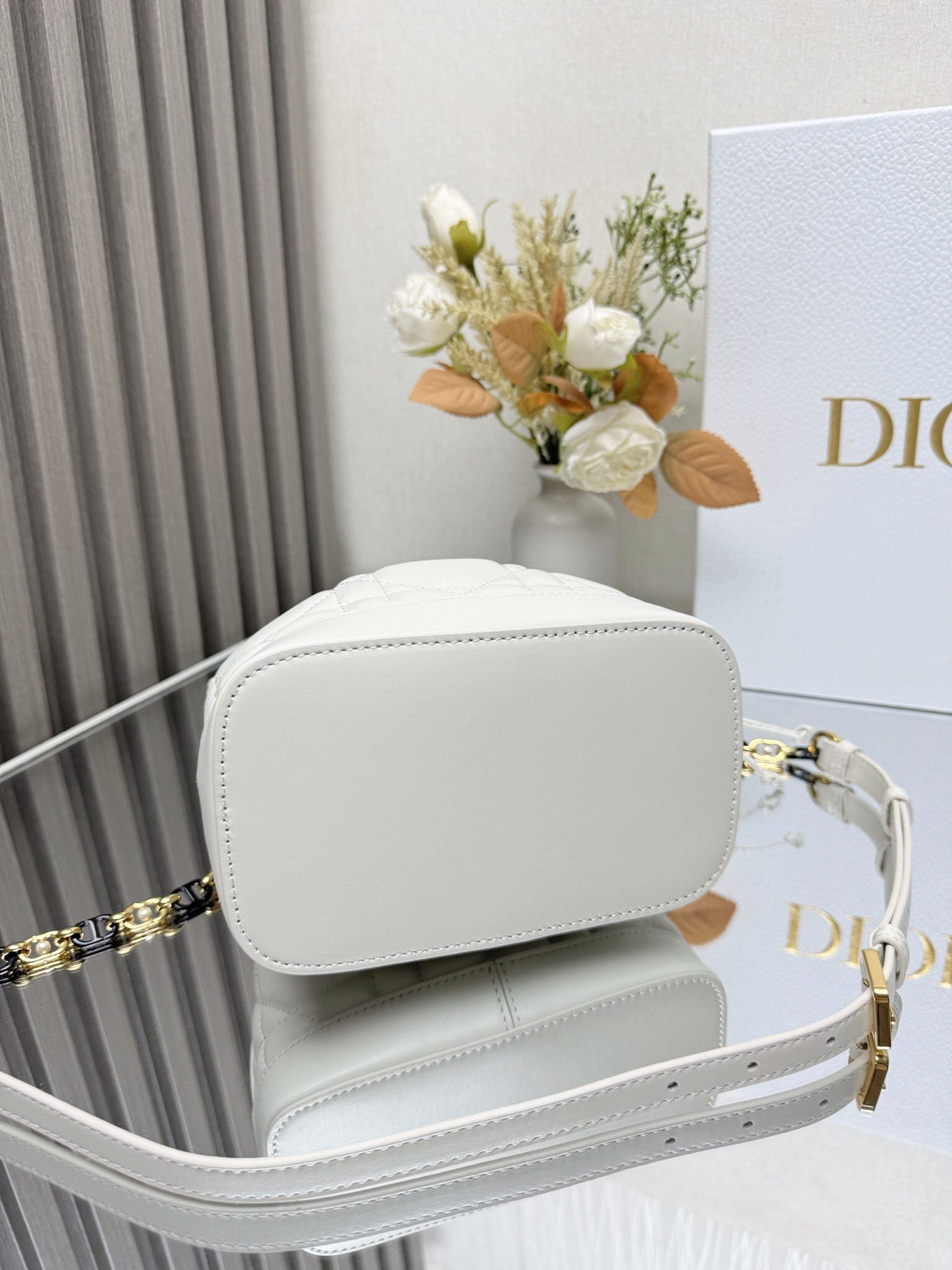 small D*or jolie bucket bag 17 x 16 x 10.5 cm