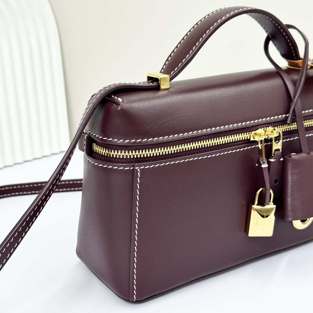 L**o p*ana extra pocket l19 smooth calfskin 11 x 19 x 6.5 cm
