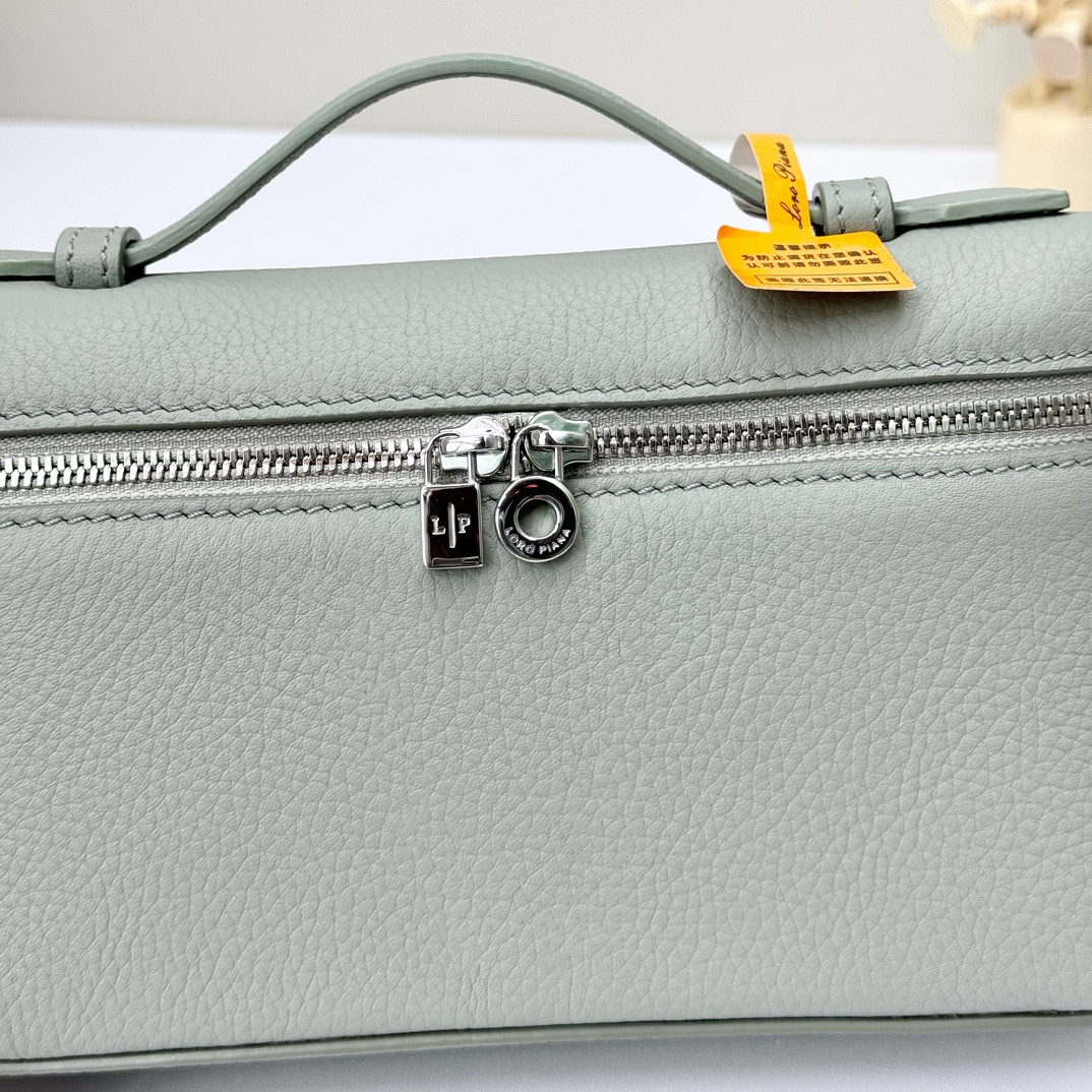 L**o p*ana extra pocket l19 grained calfskin 11 x 19 x 6.5 cm