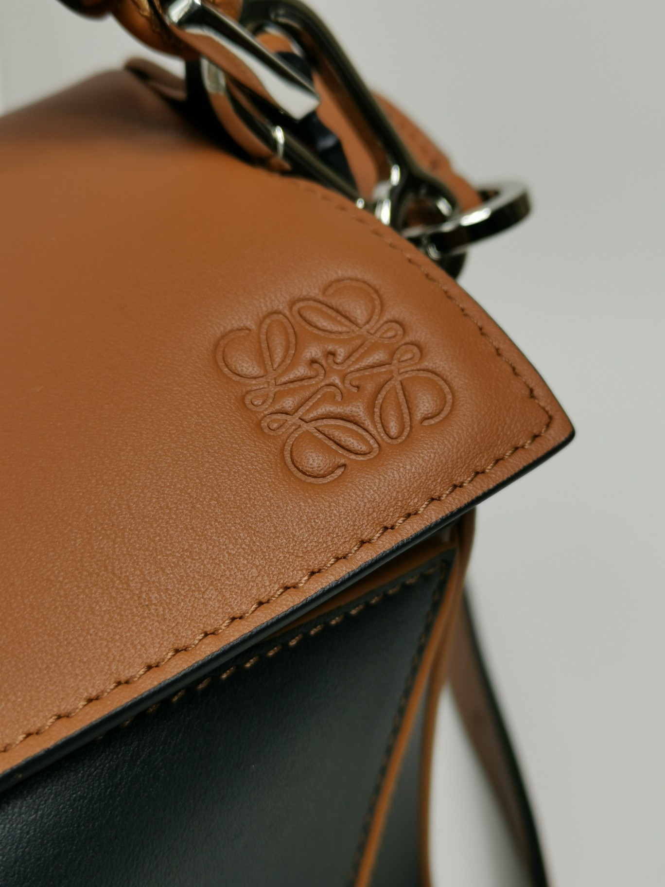 L0ew* small puzzle bag in classic calfskin 24x10.5x16.5cm