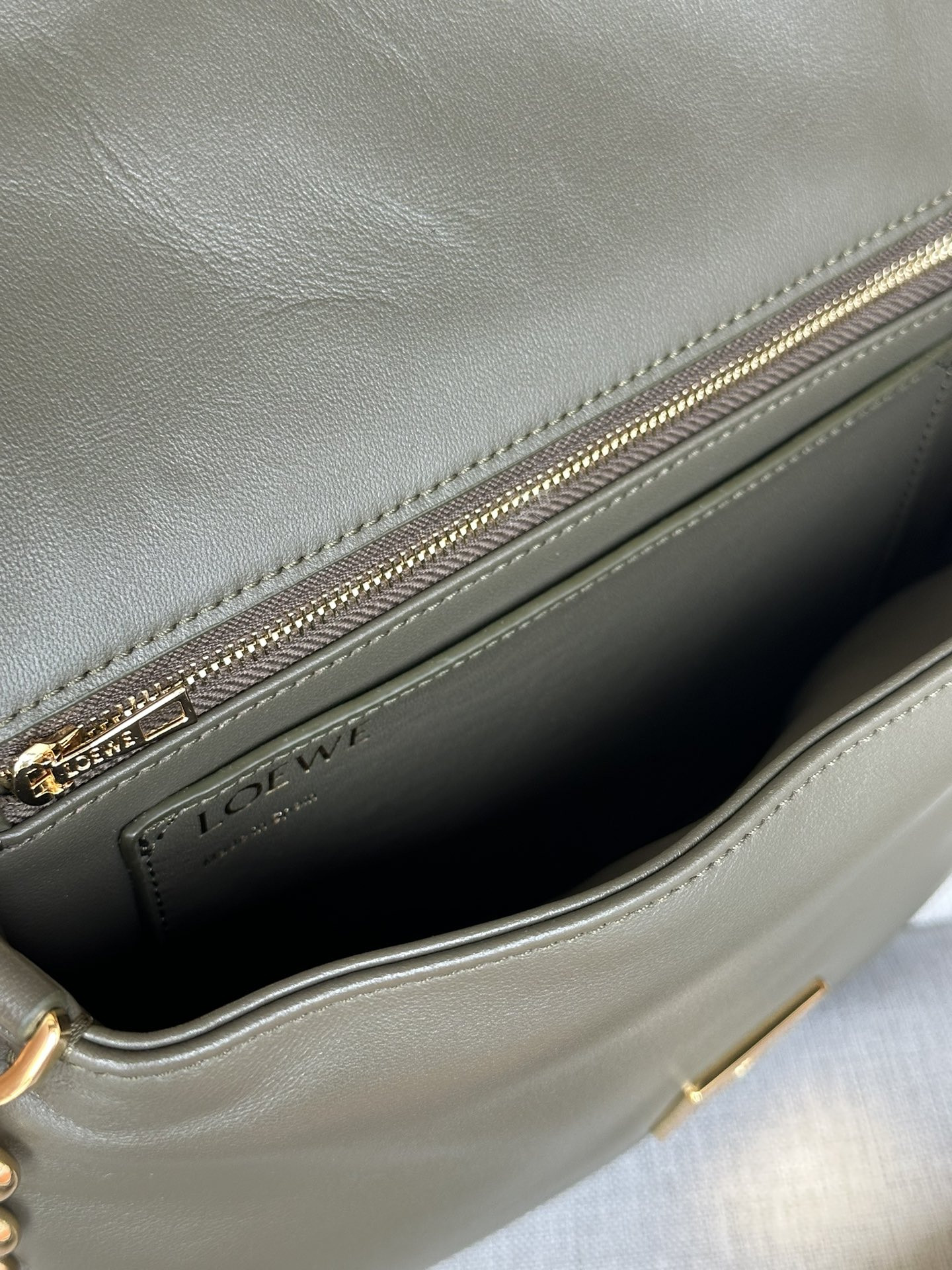 L0ew* puffer goya in pleated shiny nappa lambskin 23x17x9cm