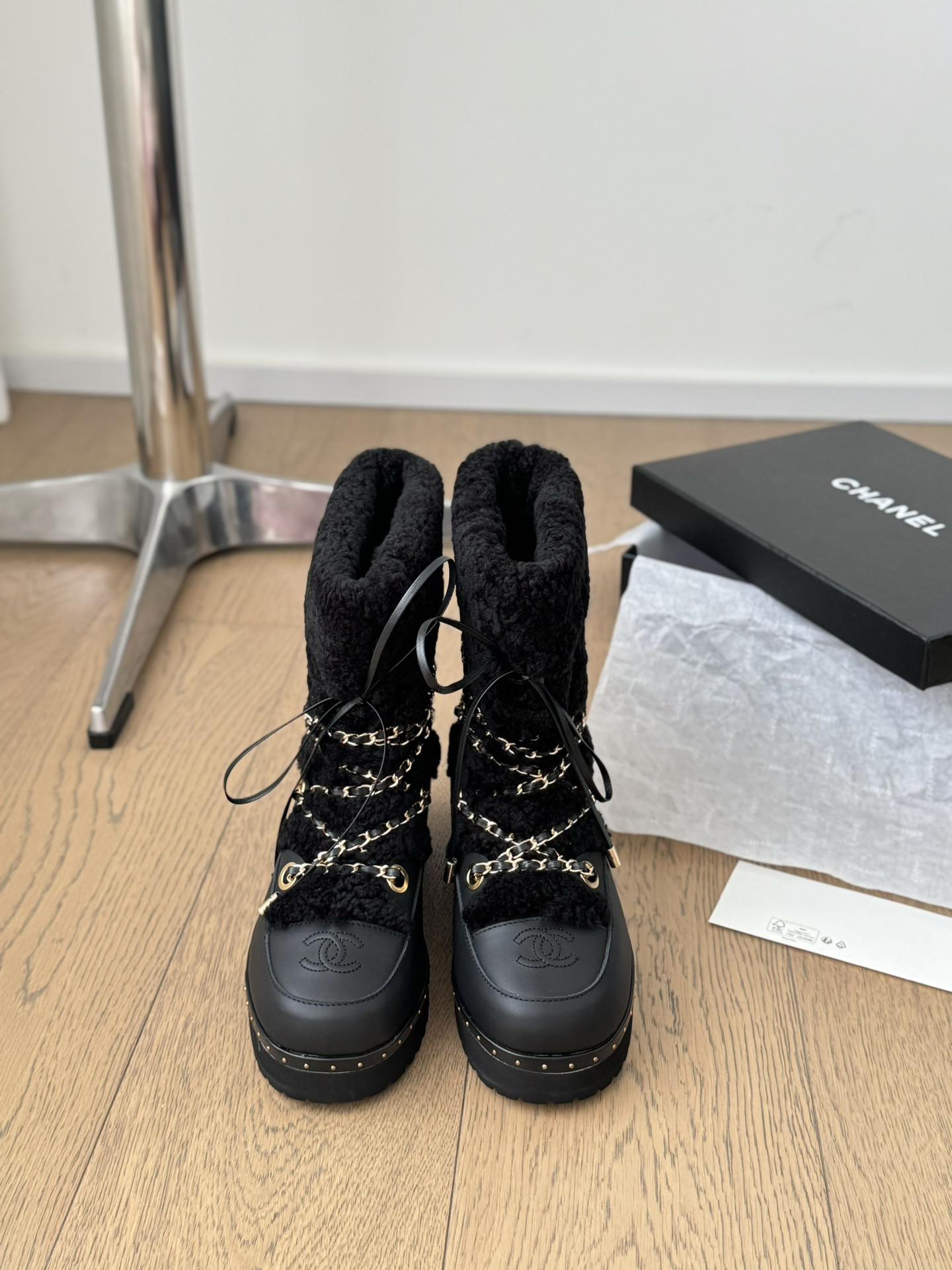 ua Ch*el snow boots