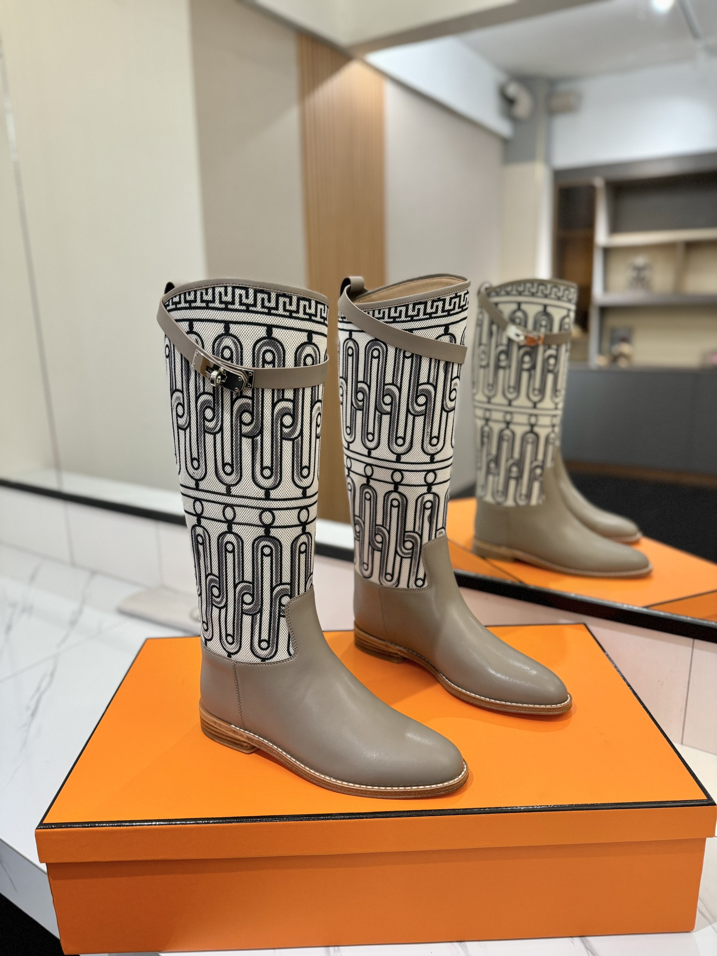 ua H**mes jumping boots