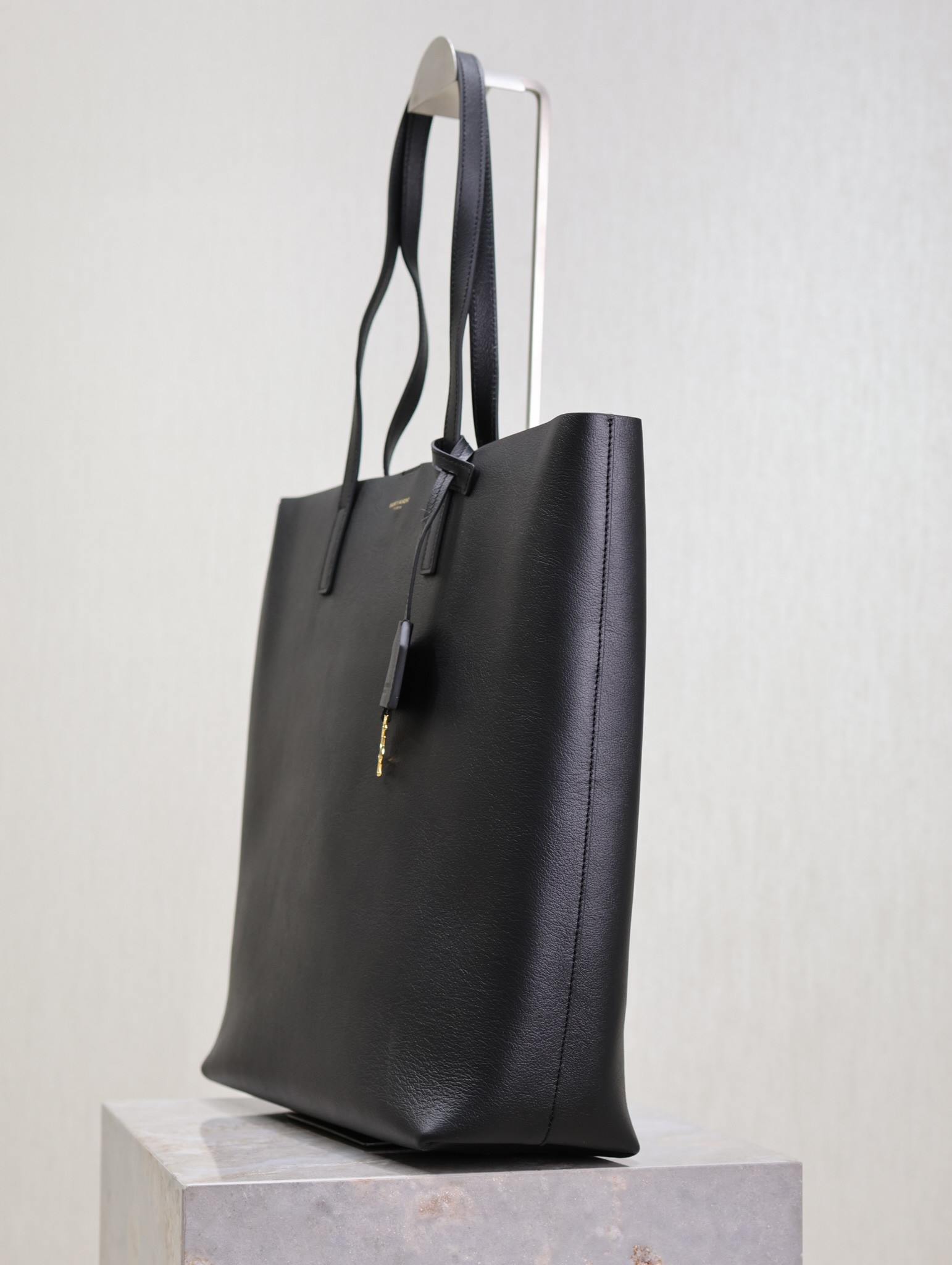 y*l shopping Sa**t Lau*nt in leather 32.5×35×10.5cm