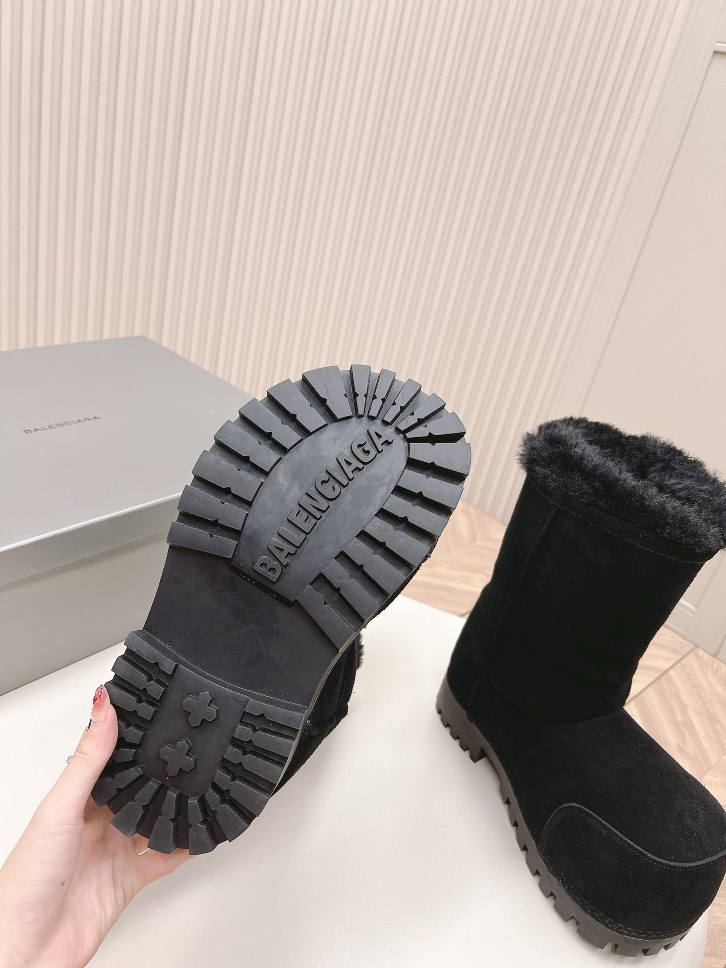 ua Ba*len*cia*ga snow boot