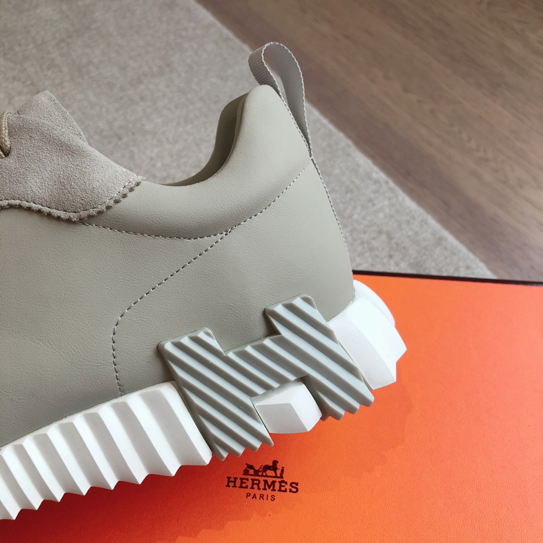 ua H**mes bouncing sneaker
