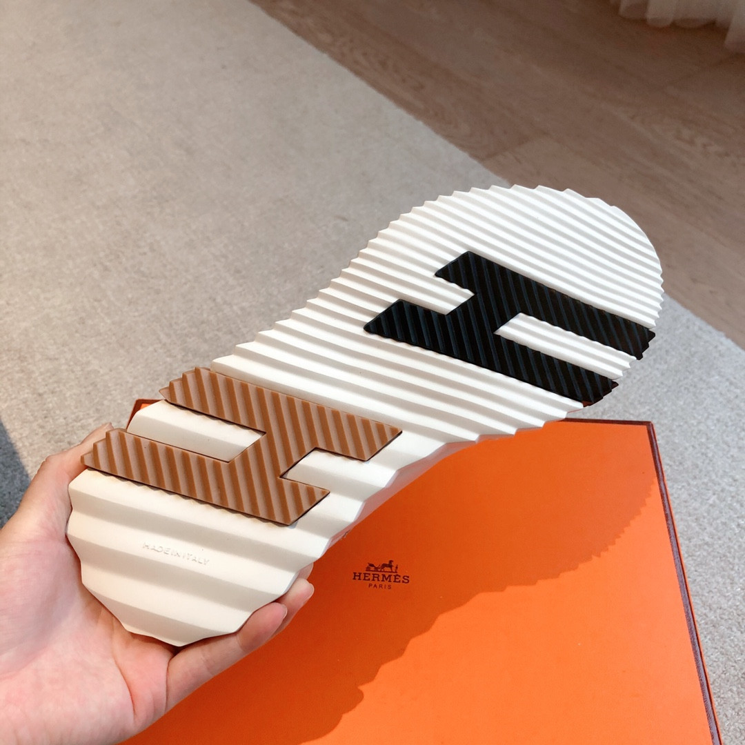ua H**mes bouncing sneaker