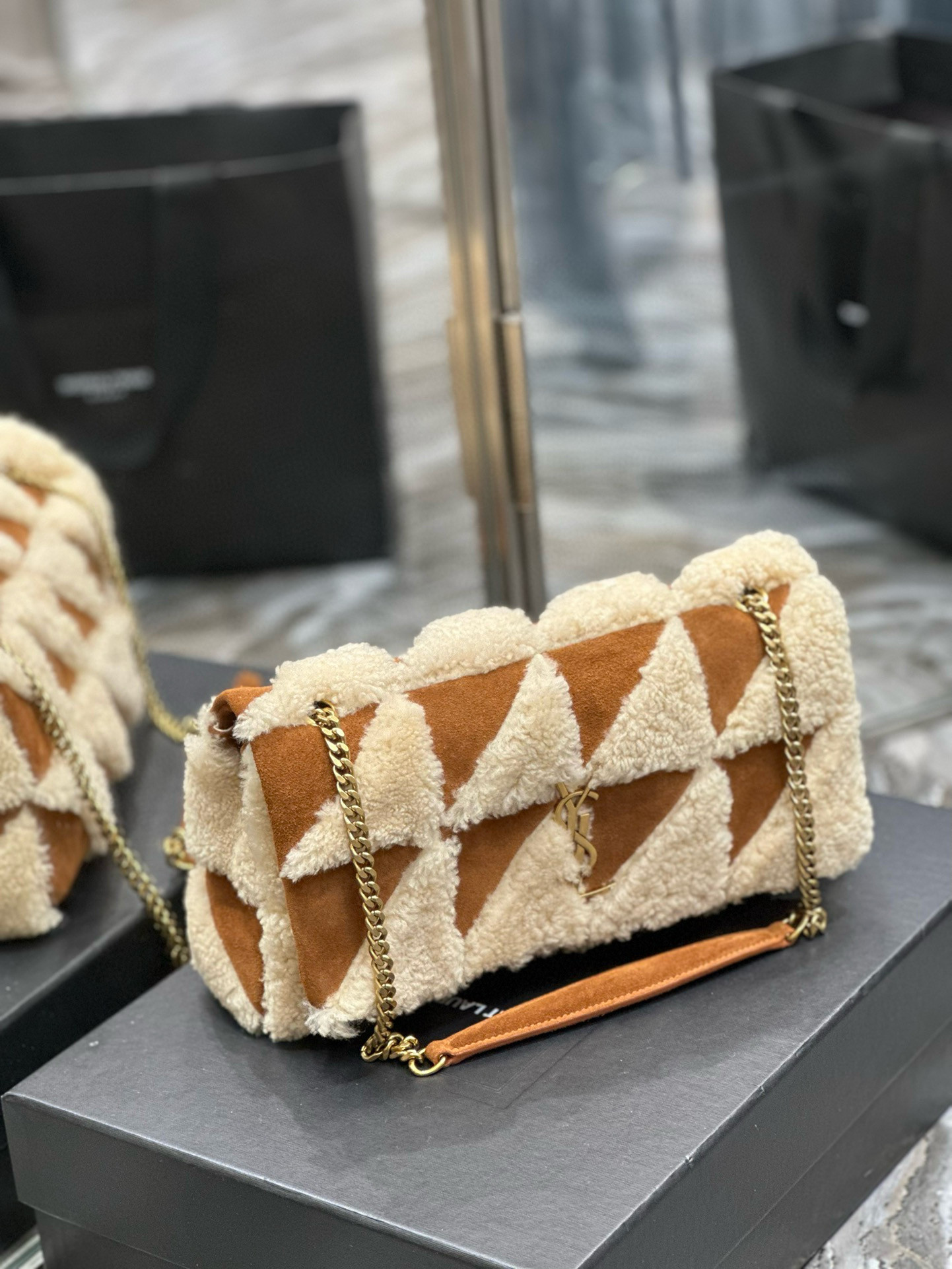 Y*L jamie medium in suede and shearling 25×15×7.5cm