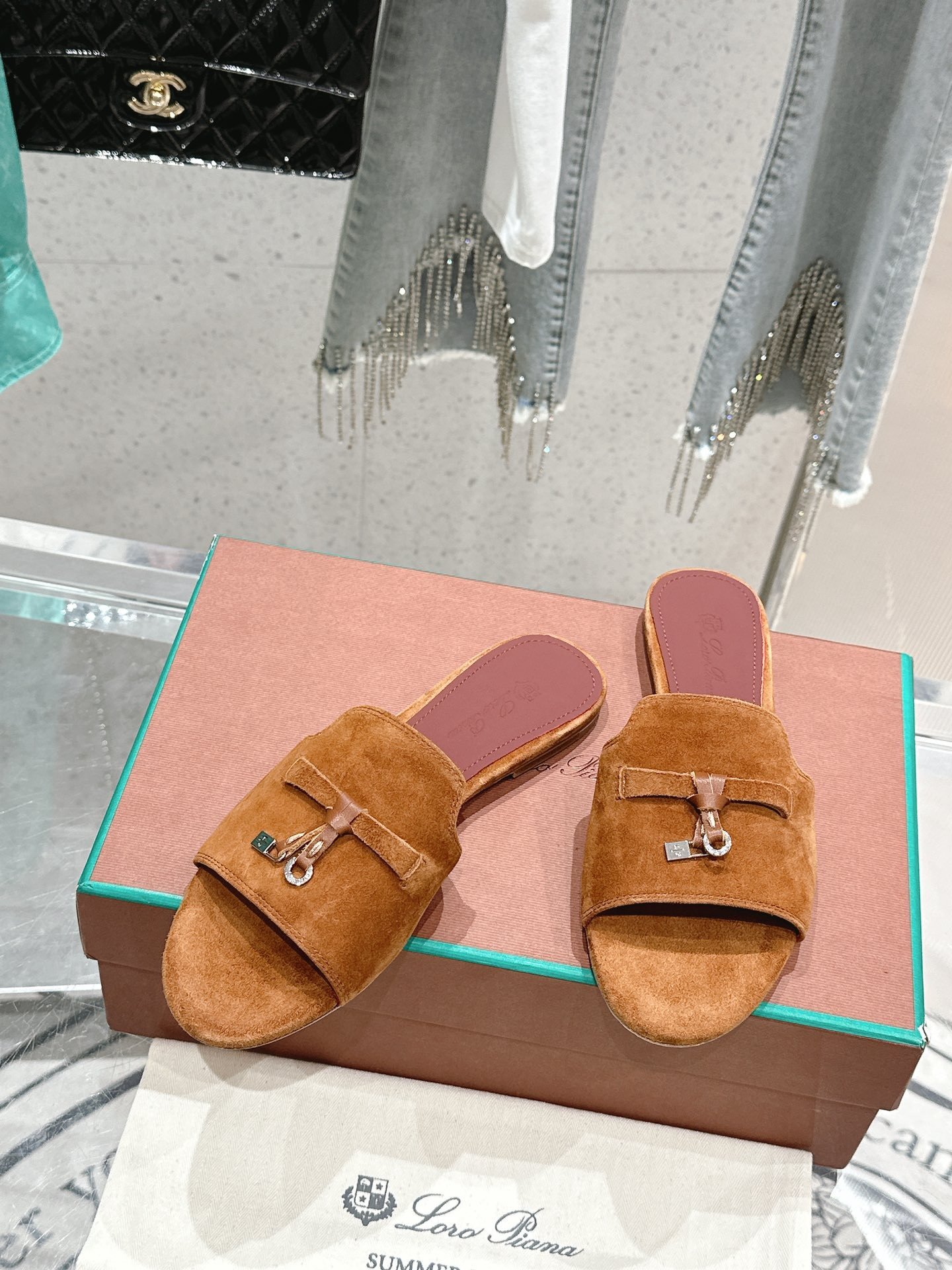 ua L**o p*ana summer charms sandal