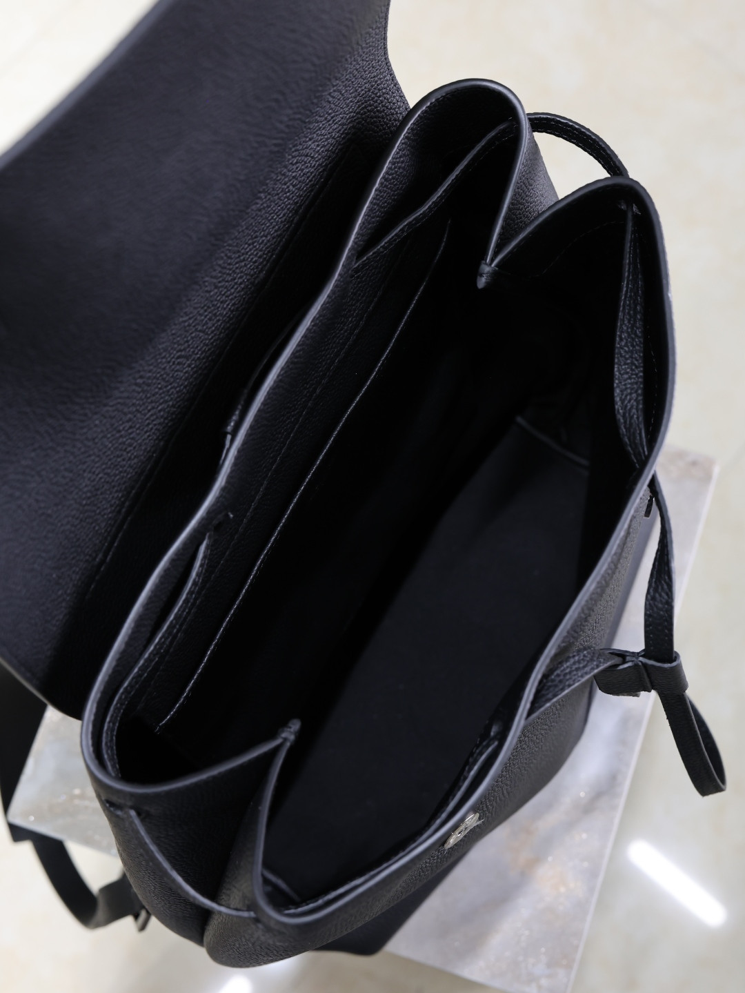 Y*L sac de jour backpack in grained leather 29 x 37.5 x 14 cm