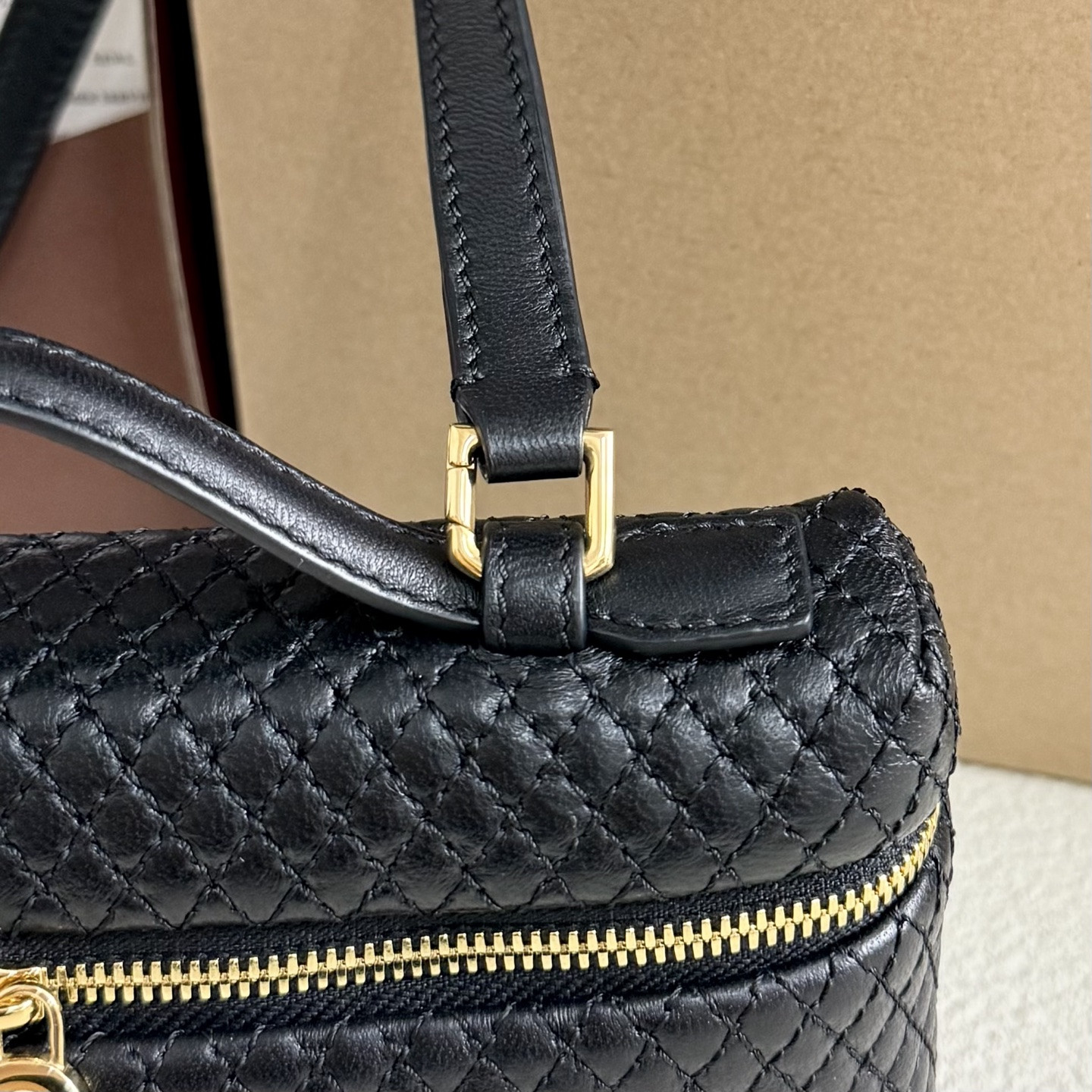 L**o p*ana extra pocket l19 lambskin 19x11.5x7cm