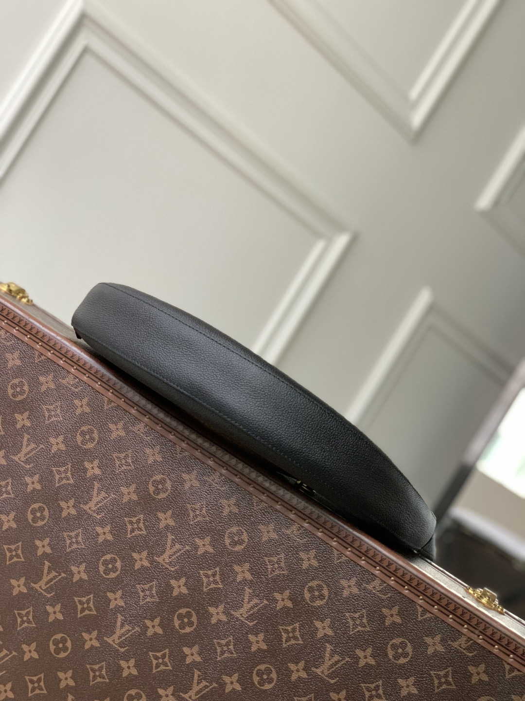 LV Low Key Cookie MM M14417 32x26x5cm