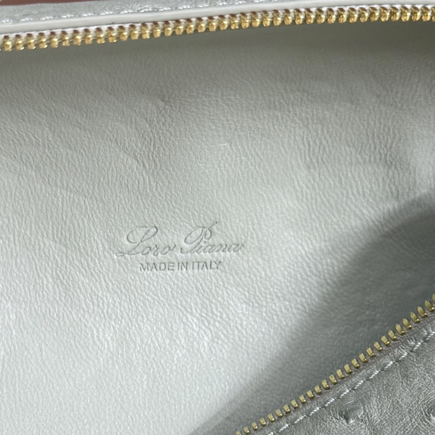 L**o p*ana extra pocket l19 ostrich-grained leather 11 x 19 x 6.5 cm