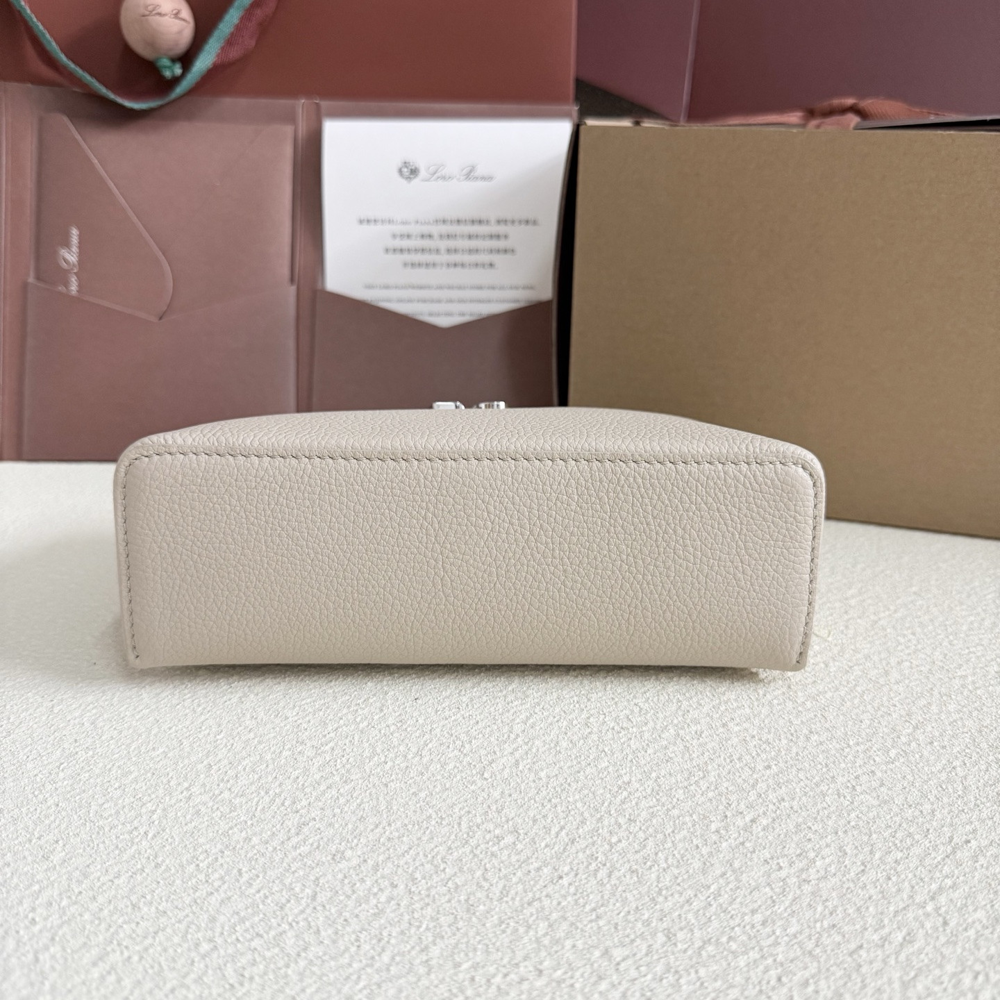 L**o p*ana extra pocket l19 grained calfskin 11 x 19 x 6.5 cm