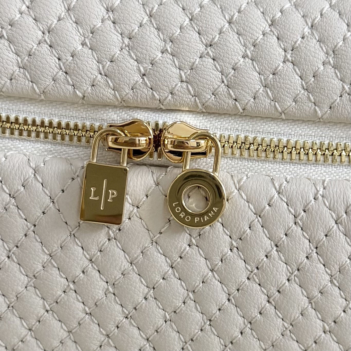 L**o p*ana extra pocket l19 lambskin 19x11.5x7cm