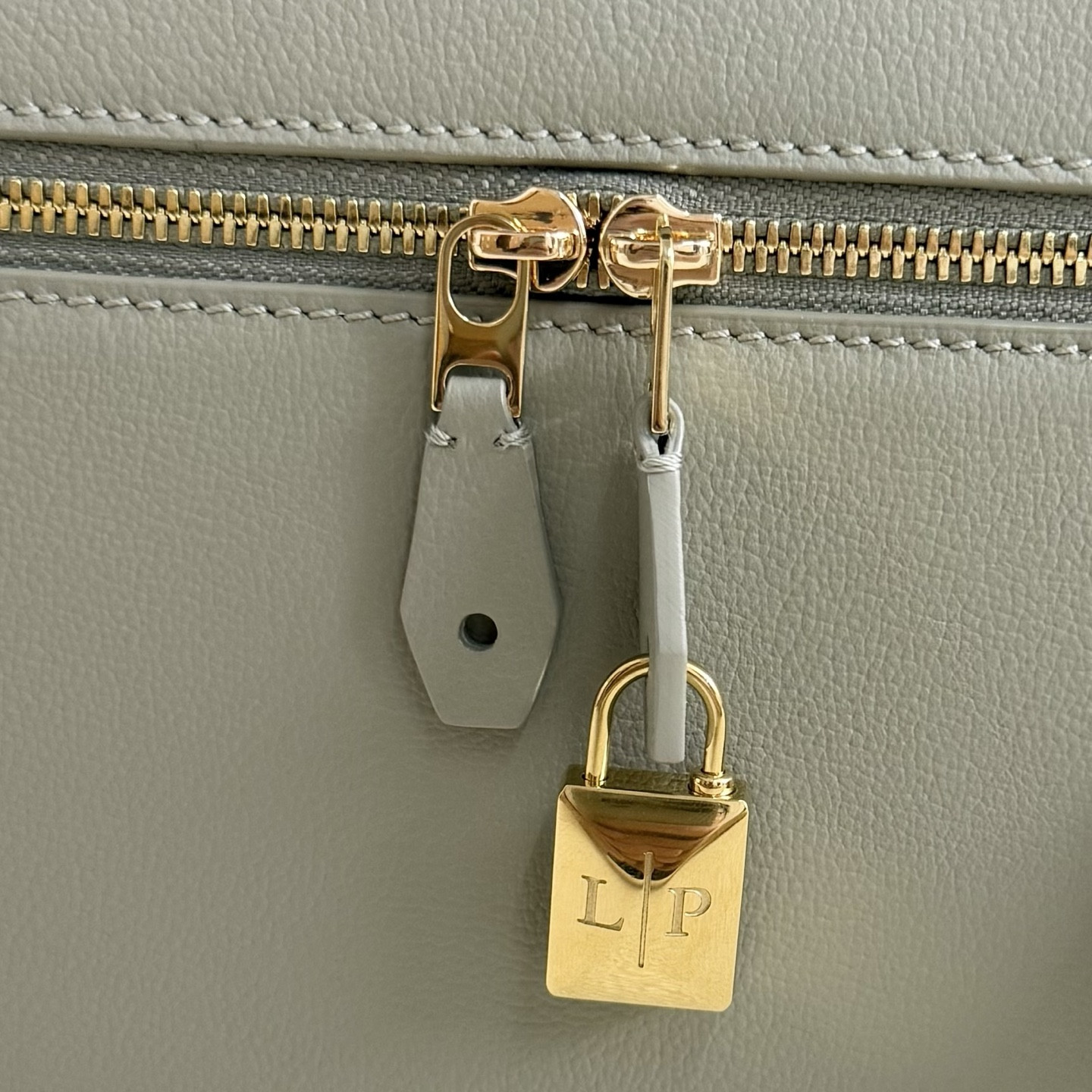 L**o p*ana extra pocket l27 calfskin 16x27x10cm